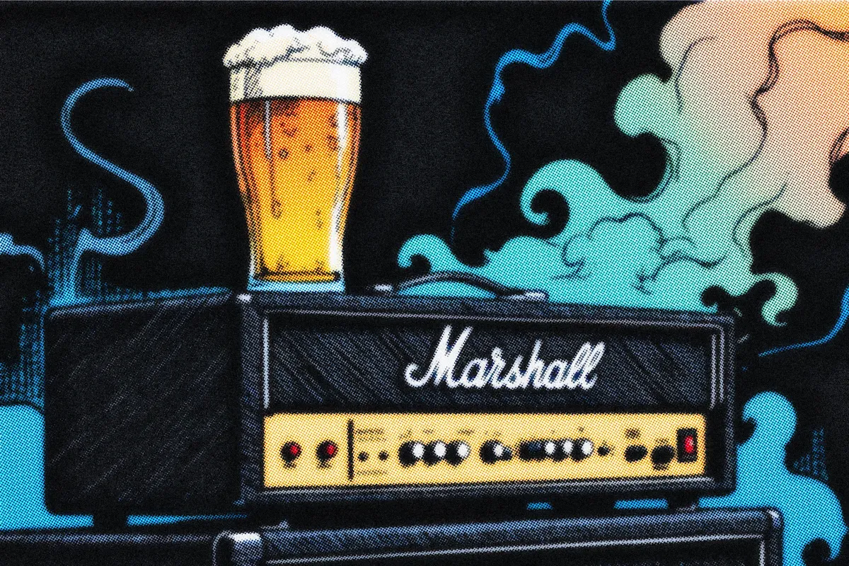 Illustration IA cartoon : ampli Marshall et pinte de bière dans une explosion de fumée