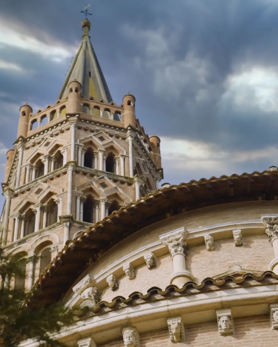 Basilique Saint-Sernin à Toulouse filmée en contre-plongée sous un ciel nuageux