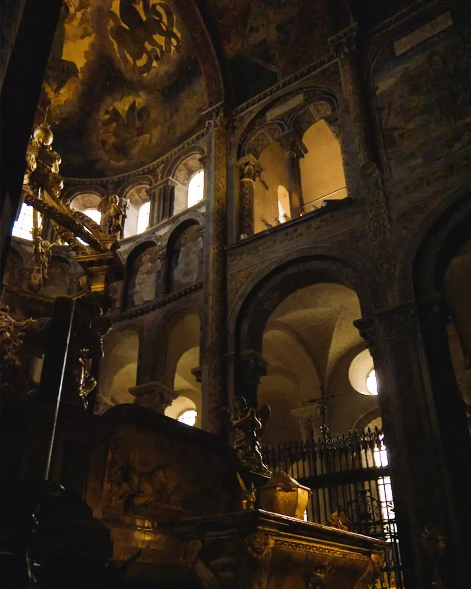Intérieur de la basilique Saint-Sernin dans une pénombre dorée