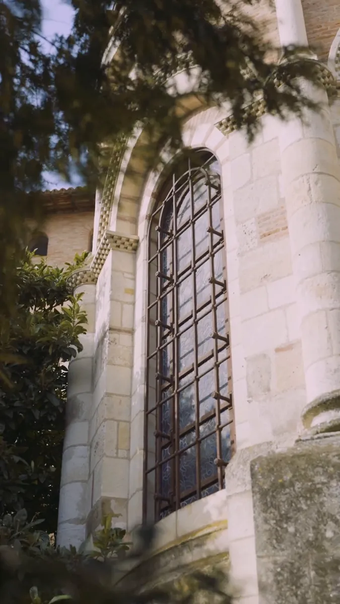 Fenêtre et vitrail d'un monument ancien filmés en lumière douce
