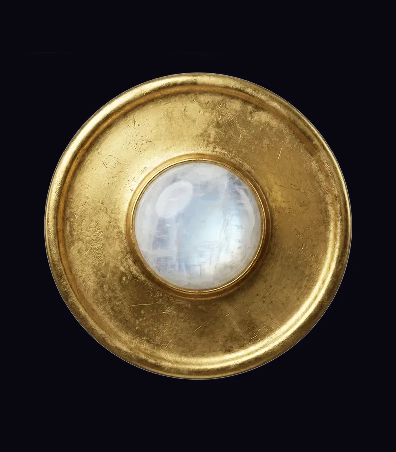 Disque doré serti d'une pierre de lune