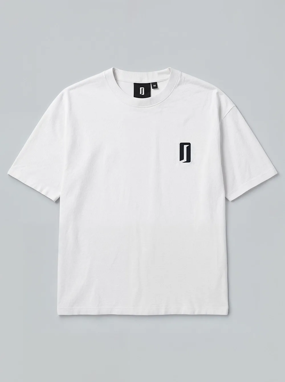 Packshot IA d'un t-shirt blanc sur fond uni