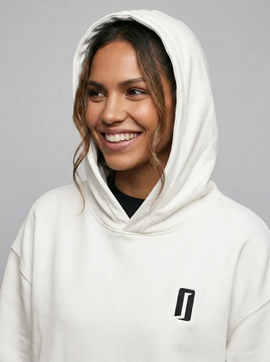 Shooting produit IA en studio : mannequin femme en hoodie blanc à capuche