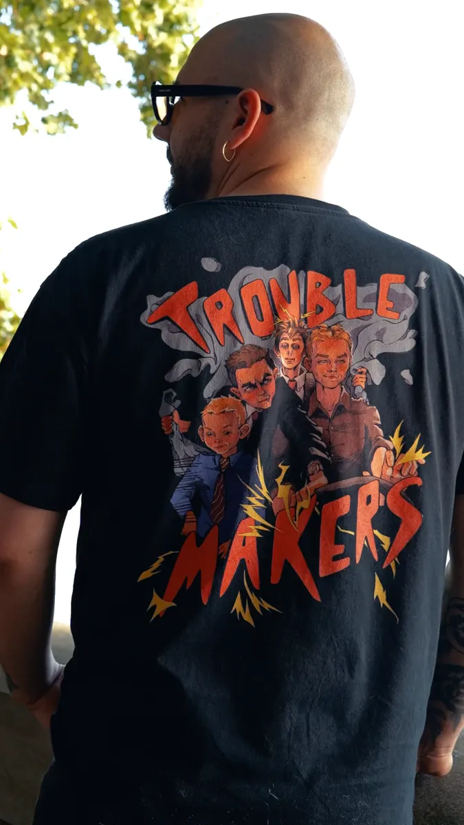 Tournage merch : homme de dos portant un tee-shirt graphique, lumière naturelle