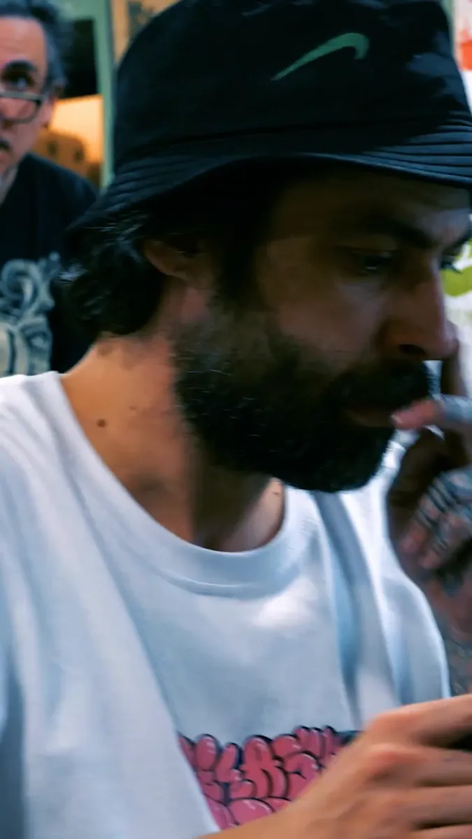 Artiste dans un salon de tatouage, ambiance intimiste