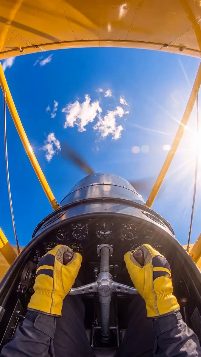 Plan de vidéo IA photoréaliste : vue cockpit d'un avion jaune dans le ciel bleu